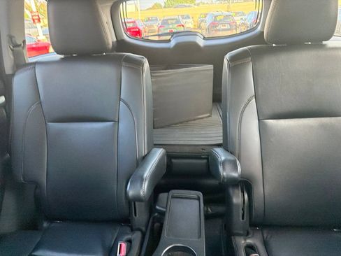 Used 2019 Toyota Highlander XLE FWD image 14