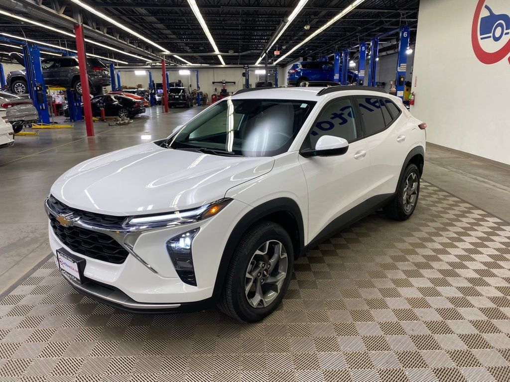 Used 2025 Chevrolet Trax LT w/ LT Convenience Package FWD image 3