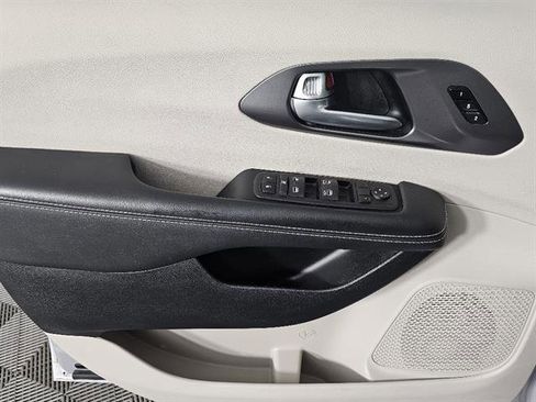 Used 2024 Chrysler Pacifica Touring-L image 42