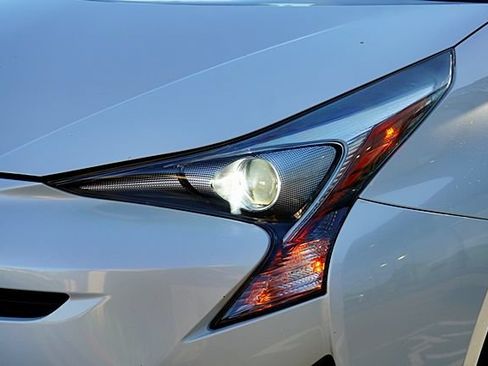 Used 2016 Toyota Prius Four FWD image 6