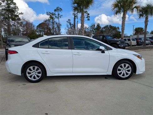 Used 2023 Toyota Corolla LE image 3