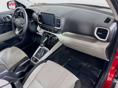 Used 2025 Hyundai Venue SEL image 30