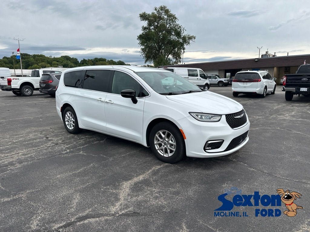 Used 2025 Chrysler Pacifica Select FWD image 1