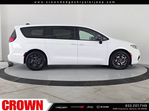 Certified 2024 Chrysler Pacifica Limited FWD image 8