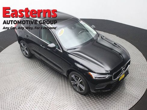 Used 2019 Volvo XC60 T5 Momentum w/ Multimedia Package image 3