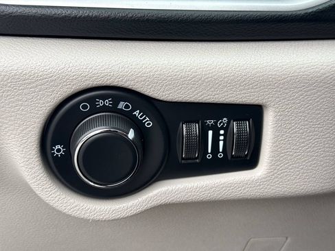 Used 2023 Chrysler Voyager LX FWD image 29