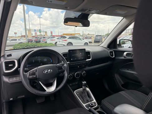 Used 2025 Hyundai Venue SEL FWD image 17