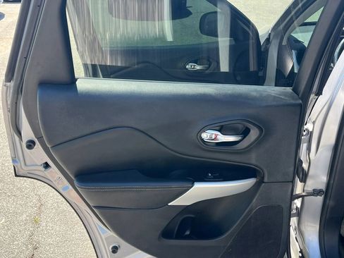 Used 2018 Jeep Cherokee Latitude Plus w/ Comfort/Convenience Group image 12