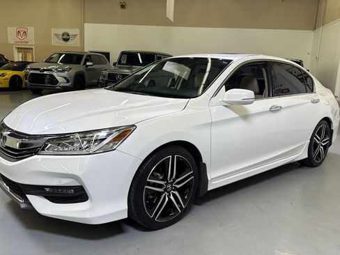 Used 2016 Honda Accord Touring image 4