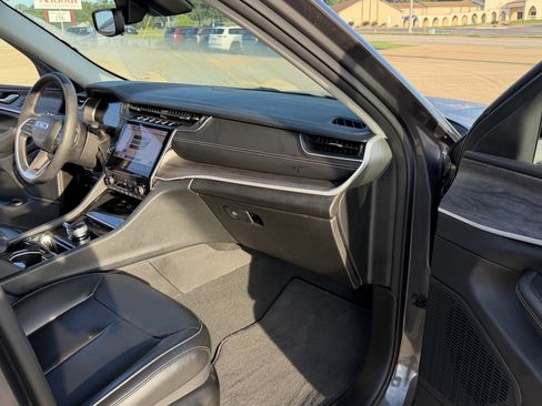 Used 2023 Jeep Grand Cherokee Limited w/ Black Appearance Package AWD/4WD image 28