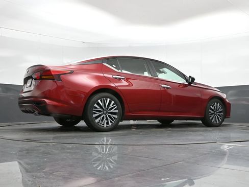 Used 2025 Nissan Altima 2.5 SV FWD image 41