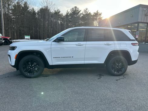 New 2026 Jeep Grand Cherokee Altitude AWD/4WD image 9