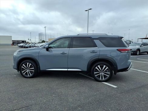 Used 2022 Nissan Pathfinder Platinum image 2