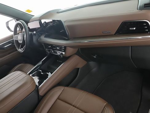 Used 2025 Chevrolet Suburban High Country image 34