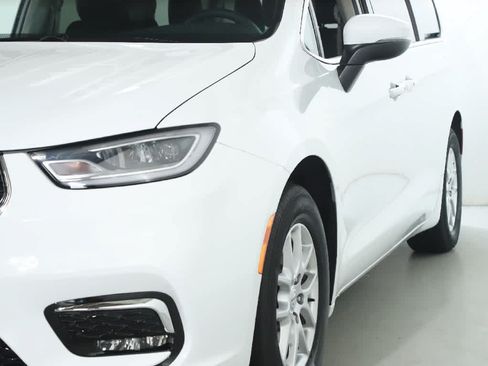 Used 2023 Chrysler Pacifica Touring-L FWD image 4