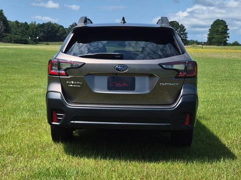 Used 2022 Subaru Outback Premium image 7