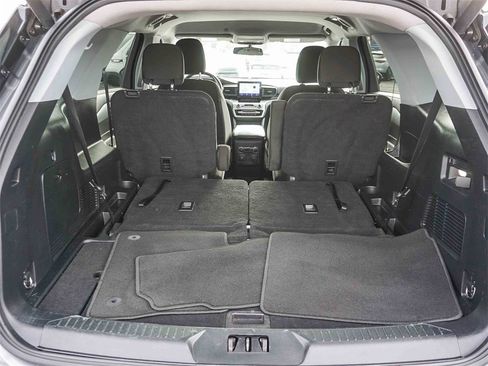 Used 2021 Ford Explorer XLT image 24