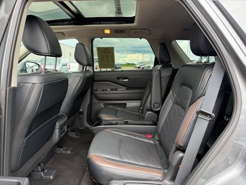 Used 2023 Nissan Pathfinder Platinum AWD/4WD image 11
