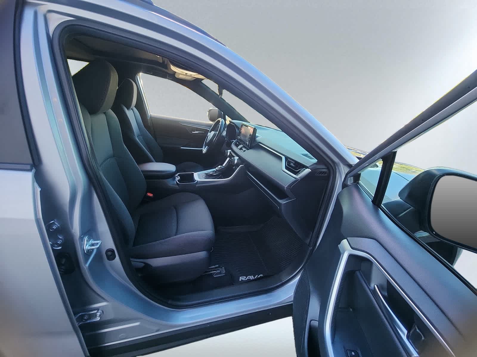 Used 2022 Toyota RAV4 SE w/ Weather & Moonroof Package AWD/4WD image 15