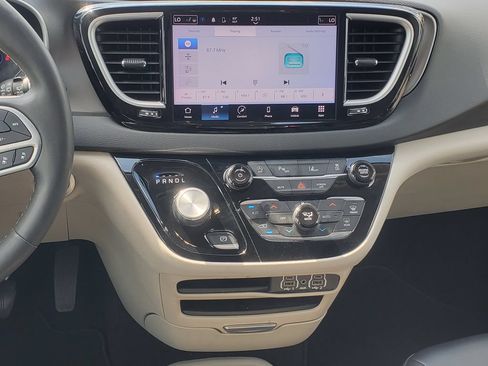 Used 2023 Chrysler Pacifica Touring-L FWD image 25