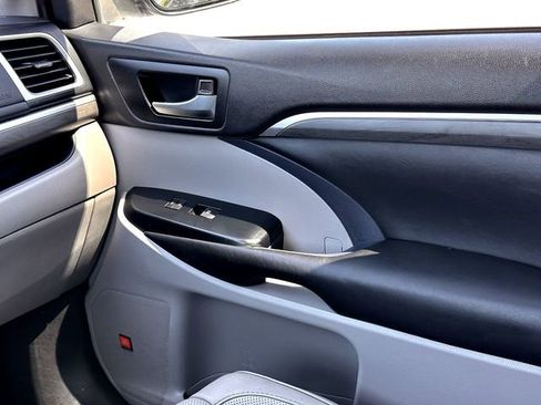 Certified 2019 Toyota Highlander Limited FWD image 28