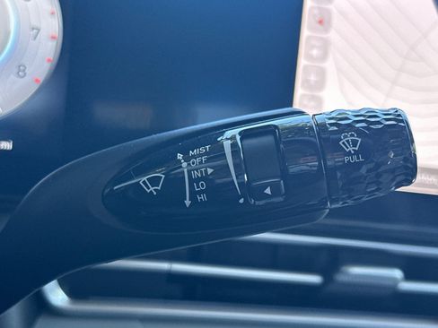 Used 2023 Hyundai Elantra Limited FWD image 31