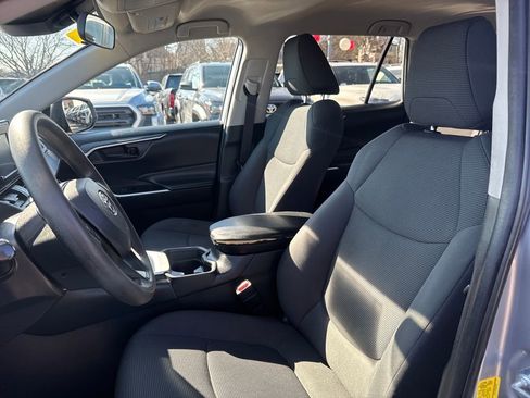 Used 2021 Toyota RAV4 LE image 14