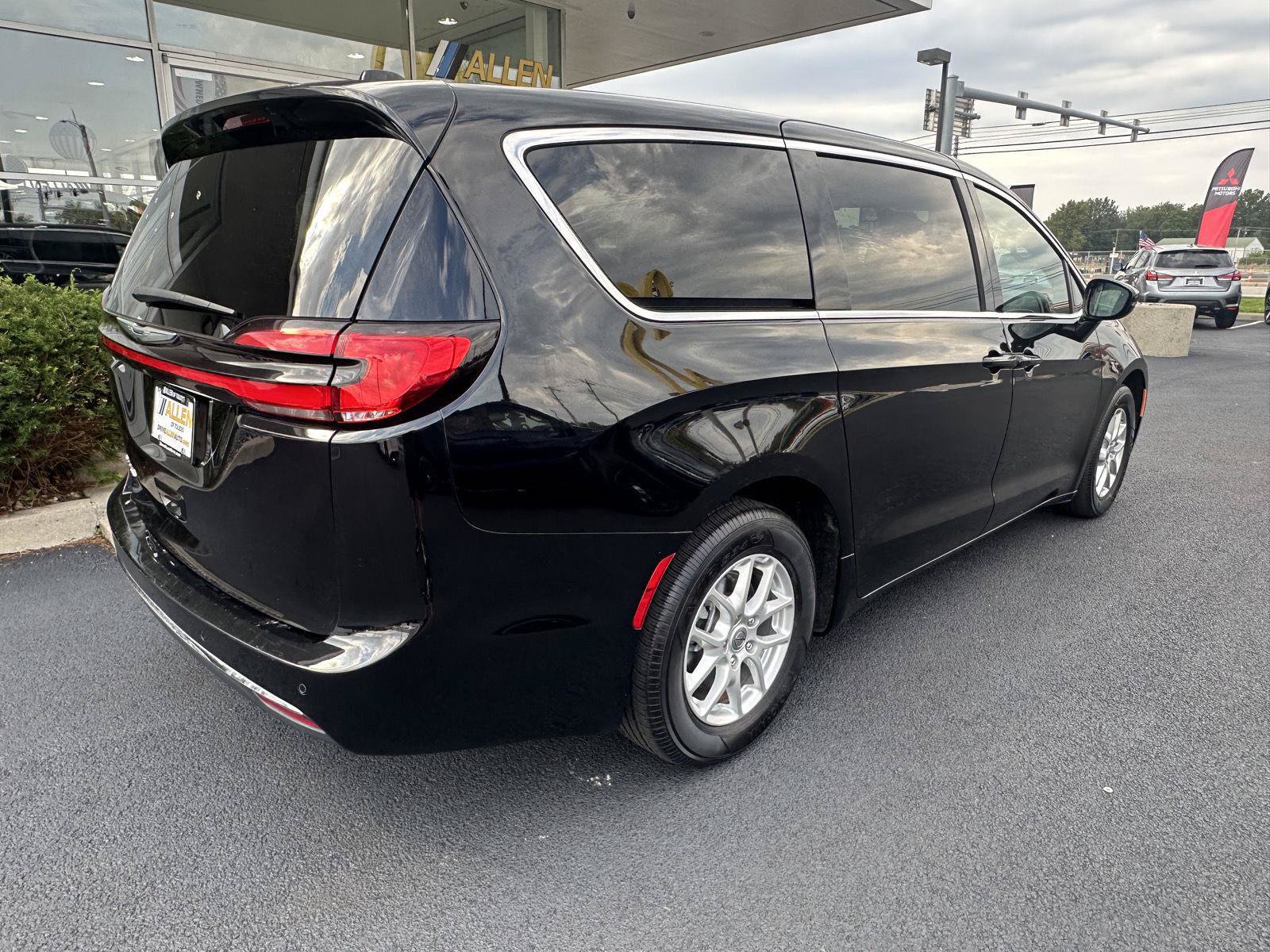 Used 2025 Chrysler Pacifica Select FWD image 14