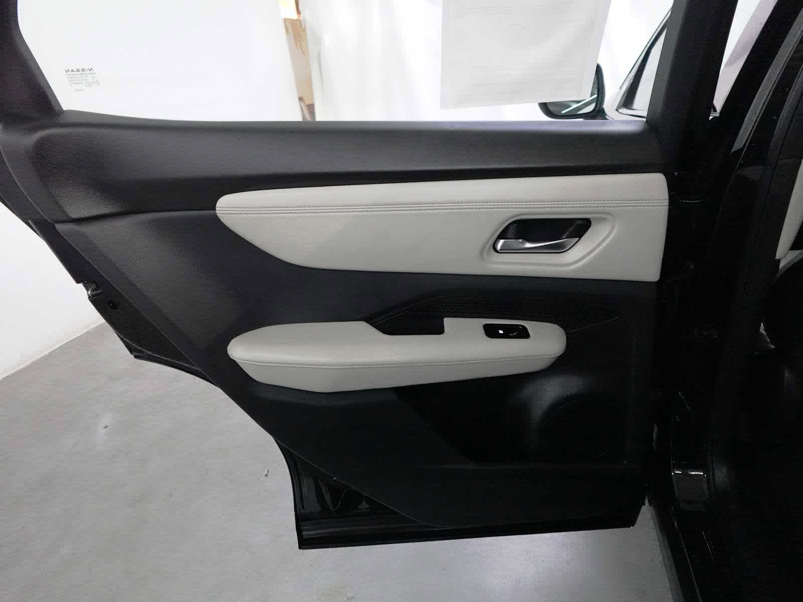 Used 2023 Nissan Ariya FWD image 24