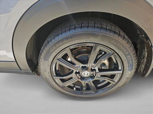 Used 2021 Nissan Kicks SR w/ Interior Electronics Package FWD image 8