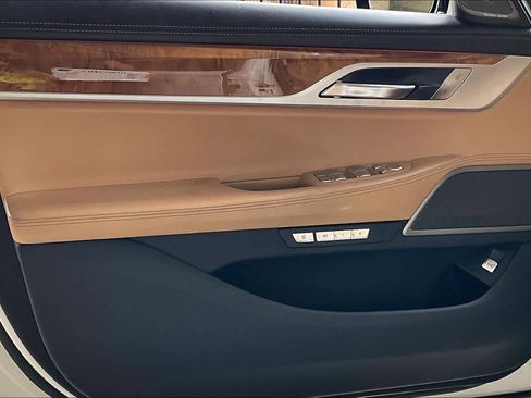 Used 2018 BMW 740i image 22