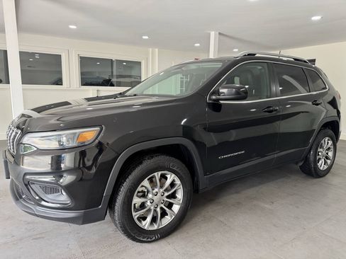 Used 2019 Jeep Cherokee Latitude Plus w/ Cold Weather Group AWD/4WD image 2