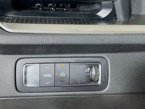 Used 2025 Chevrolet Traverse LT image 12