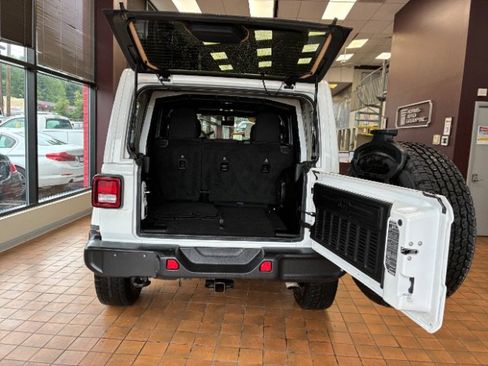 Used 2022 Jeep Wrangler Unlimited Sahara w/ Cold Weather Group image 10