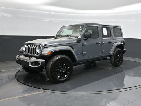 Used 2025 Jeep Wrangler Unlimited Sahara w/ Safety Group AWD/4WD image 7