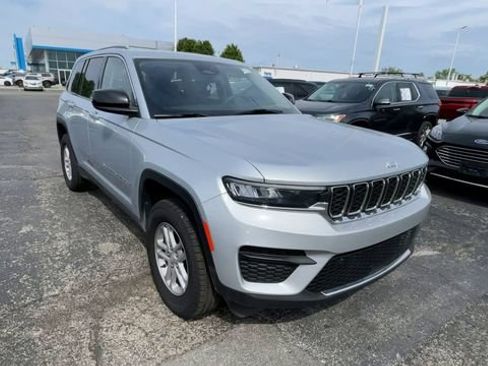 Used 2023 Jeep Grand Cherokee Laredo w/ Luxury Tech Group I AWD/4WD image 4