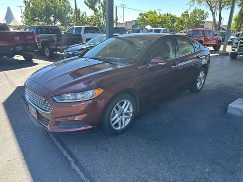 Used 2016 Ford Fusion SE FWD image 2