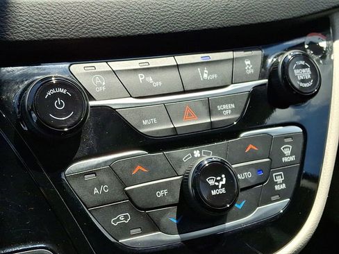 Used 2024 Chrysler Pacifica Touring-L FWD image 18