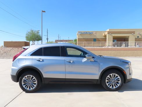 Used 2024 Cadillac XT4 Premium Luxury image 9