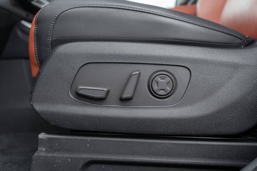 Used 2025 Kia Carnival EX FWD image 21