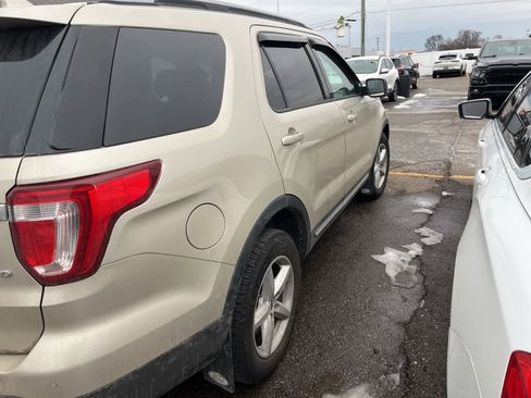 Used 2017 Ford Explorer XLT w/ Equipment Group 202A image 15