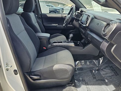Used 2022 Toyota Tacoma TRD Sport w/ Technology Package AWD/4WD image 19