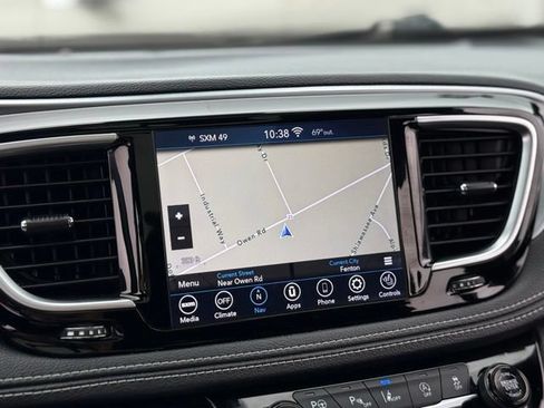 Used 2020 Chrysler Pacifica Limited FWD image 3
