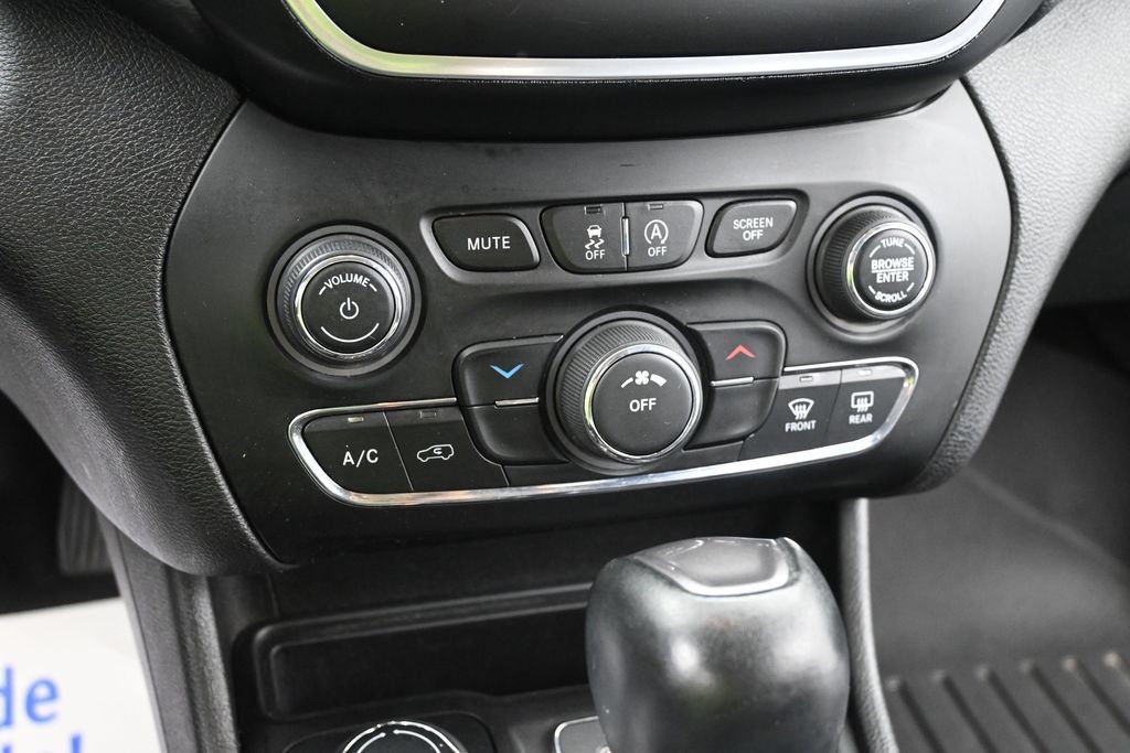 Used 2019 Jeep Cherokee Latitude Plus w/ Cold Weather Group AWD/4WD image 11