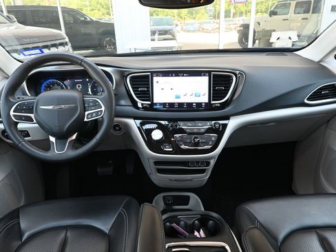 Used 2023 Chrysler Pacifica Touring-L FWD image 27