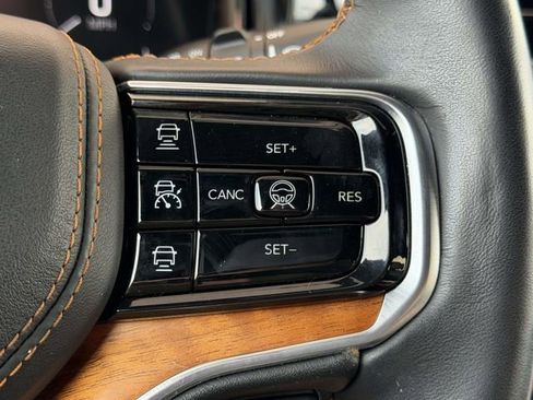 Used 2022 Jeep Grand Wagoneer Series III w/ Rear Seat Video Group 1 AWD/4WD image 32