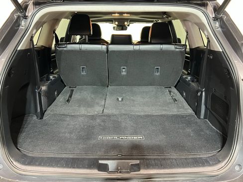 Certified 2021 Toyota Highlander XLE image 24