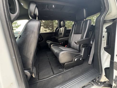 Used 2014 Chrysler Town & Country S FWD image 16