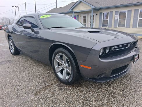 Used 2019 Dodge Challenger SXT image 2
