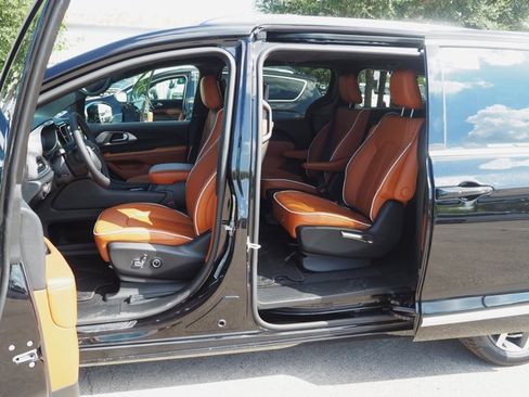 New 2026 Chrysler Pacifica Pinnacle image 13